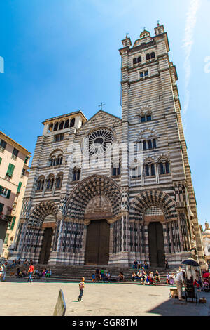 Gênes, Italie - juin 2, 2015 : personnes non identifiées par la Cathédrale de Gênes en Italie. La Cathédrale de Gênes est une cathédrale catholique romaine Banque D'Images