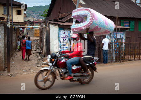 Freetown, Sierra Leone - 1 juin 2013 : les motos et les piétons à l'intersection Banque D'Images