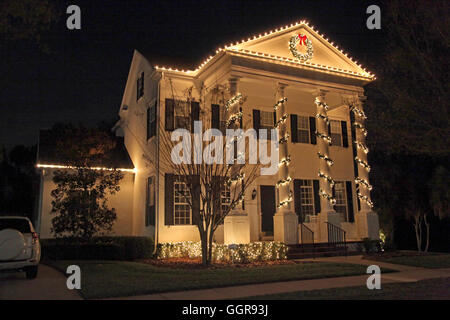 Une maison coloniale avec beaucoup de lumières de Noël Banque D'Images