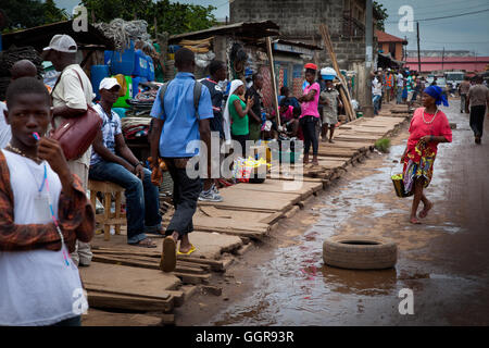 Freetown, Sierra Leone - 1 juin 2013 : les piétons à l'intersection au marché Banque D'Images