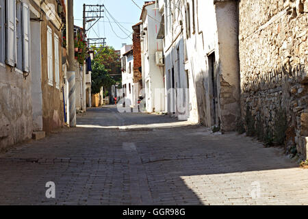 Maisons anciennes dans les étroites ruelles de Kusadasi Turquie Banque D'Images