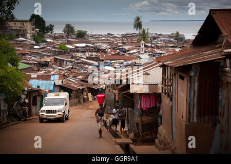 Freetown, Sierra Leone - 1 juin 2013 : bidonvilles de la ville Banque D'Images