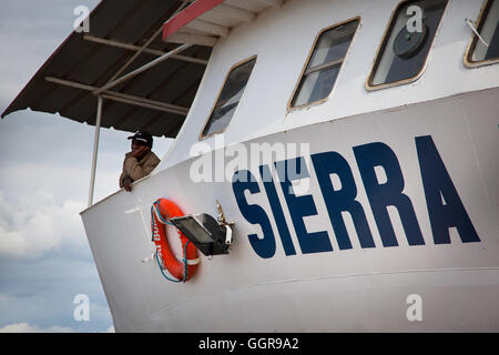 Freetown, Sierra Leone - 1 juin 2013 : en attendant le ferry à Freetown Banque D'Images