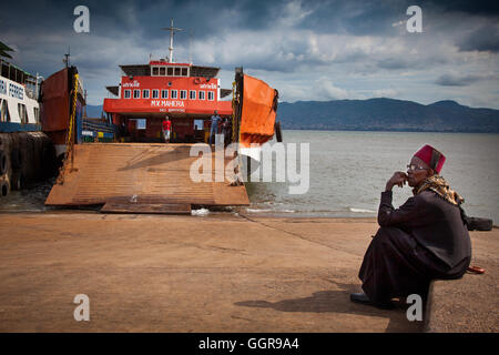 Freetown, Sierra Leone - 1 juin 2013 : en attendant le ferry pour le port Banque D'Images