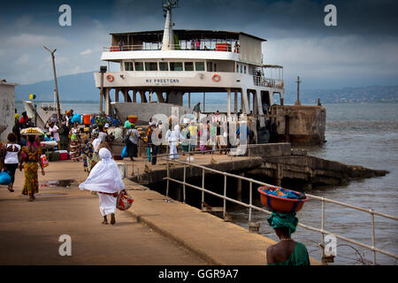 Freetown, Sierra Leone - 1 juin 2013 : en attendant le ferry à Freetown Banque D'Images