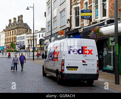 FedEx delivery van dans le centre-ville, Darlington, County Durham, England UK Banque D'Images