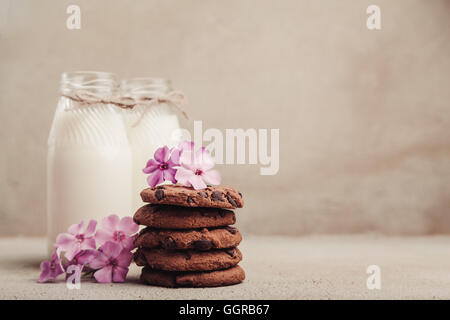 Cookies aux pépites de chocolat empilées sur la table gris Banque D'Images