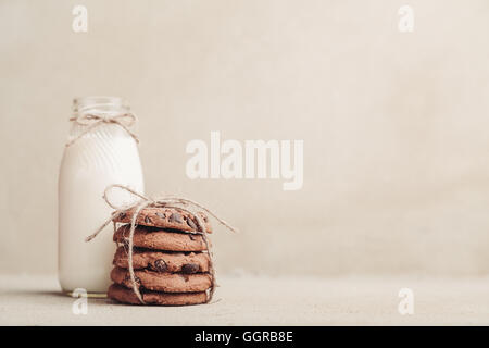 Cookies aux pépites de chocolat empilées sur la table gris Banque D'Images