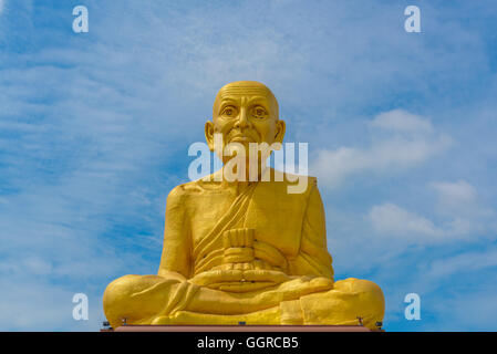 La grande statue de Luang Phor Thuad en Ang Thong, Thaïlande.(Le moine bouddhiste) Banque D'Images