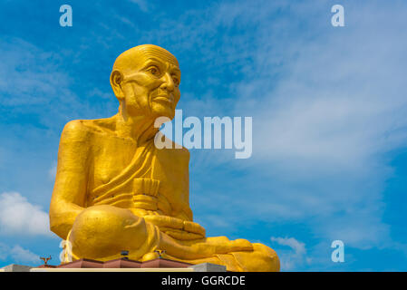 La grande statue de Luang Phor Thuad en Ang Thong, Thaïlande.(Le moine bouddhiste) Banque D'Images