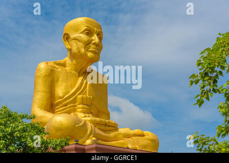 La grande statue de Luang Phor Thuad en Ang Thong, Thaïlande.(Le moine bouddhiste) Banque D'Images