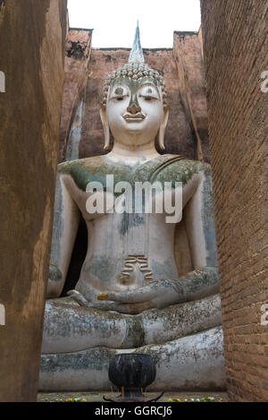 L'image du Bouddha dans le temple Wat Sri Chum au parc historique de Sukhothai, Thaïlande. Banque D'Images