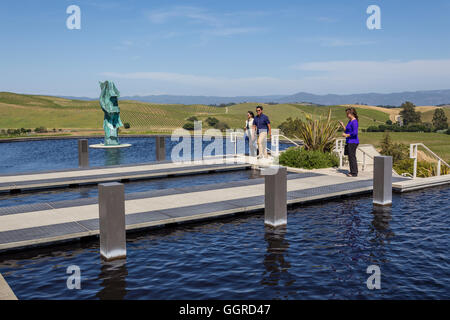 Miroir d'eau, statue par Gordon Huether, Artesa Winery, région de Carneros, Napa Valley, California, United States Banque D'Images