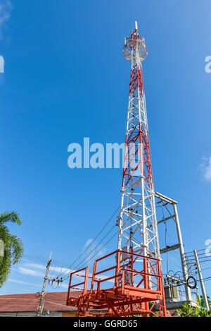 Station de base de téléphone mobile dans la tour de ciel bleu. Banque D'Images