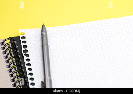 Le bloc-notes, crayon et feuille de papier blanc sur fond jaune 24 Banque D'Images