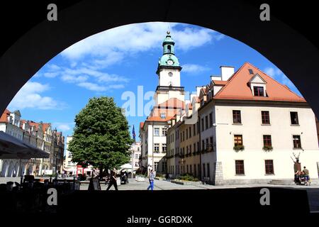 JELENIA GORA, Pologne - 06 juin 2014 : vue sur le marché Jelenia Gora ville sous les arcades en Silésie, Pologne, Banque D'Images