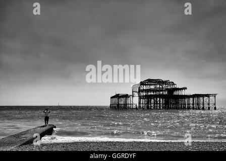 Birghton, West Pier en noir et blanc Banque D'Images