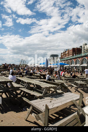 La plage de Brighton sur une chaude journée d'été Banque D'Images