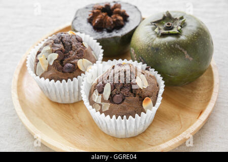 Petits gâteaux faits maison à base de sapote noire fruits pouding au chocolat en plaque de bois Banque D'Images