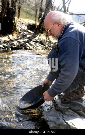 Chercheur D Or En France Dans La Riviere Tarnon Le Coeur Des Cevennes Dans Le Departement De La Lozere Photo Stock Alamy