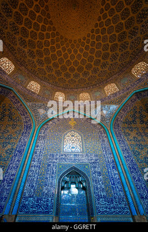 Intérieur de la coupole et salle centrale du cheikh Lotfollah mosquée de style persan. Banque D'Images