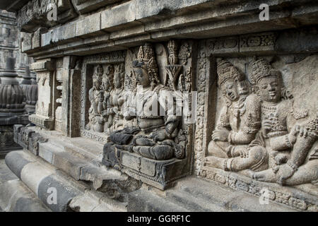 Prambanan, détails des sculptures hindoues sur les côtés des temples Banque D'Images