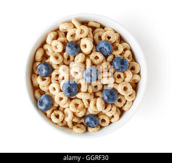 Bol de céréales Cheerios de grains entiers avec des bleuets isolé sur fond blanc, vue du dessus Banque D'Images