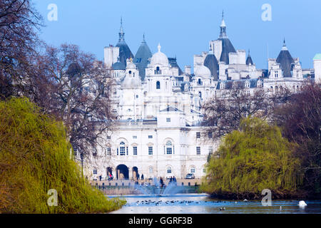 Londres - vue sur les gardes du cheval, siège de la Garde-vie de la Reine et Whitehall du parc St. James' Banque D'Images