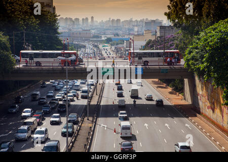 Le trafic sur l'Avenida 23 de Maio à Sao Paulo Centre-ville Banque D'Images