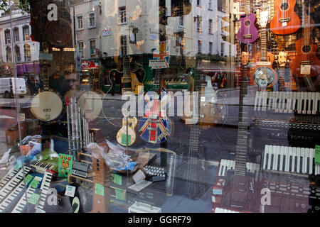 Boutique Musique fenêtre sur Denmark Street à Londres, où 60 et 70 musiciens ont acheté leurs guitares et instruments Banque D'Images