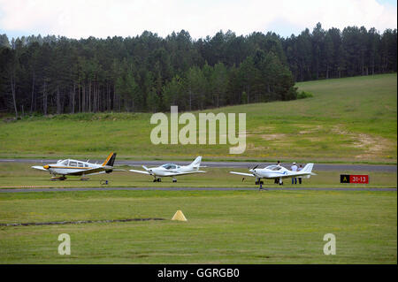 Petits avions privés stationnés sur l'aérodrome de Mende dans le département du Gard Banque D'Images