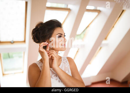 La mariée dans une salle avant la cérémonie de mariage Banque D'Images