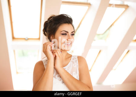 La mariée dans une salle avant la cérémonie de mariage Banque D'Images