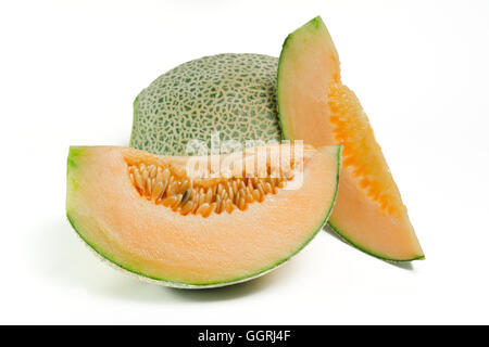 Des tranches de melon avec la semence sur blanc (d'autres noms sont cantelope, cantaloup, melon miel, Crenshaw, casaba, Perse, melon et Santa Cla Banque D'Images