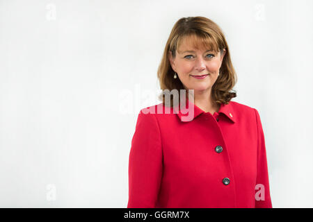 Leanne Bois Chef de parti politique gallois Plaid Cymru et suis de côte. Banque D'Images