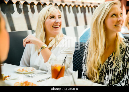 Les clients caucasiens smiling in restaurant Banque D'Images