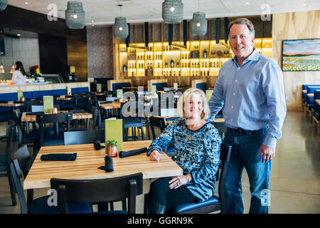 Caucasian couple posing in restaurant Banque D'Images