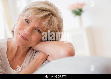 Older Caucasian woman relaxing on sofa Banque D'Images