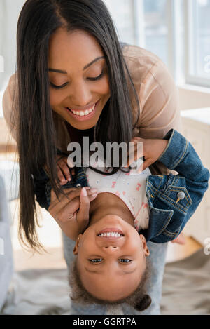 Baby fille noire à l'envers Banque D'Images