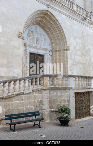 Banc en face de l'entrée de l'église Banque D'Images