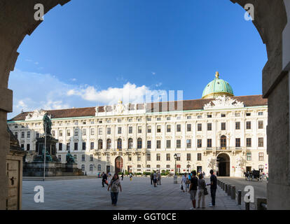 Wien, Vienne : cour intérieure de la Hofburg avec vue Michaelertor, Autriche, Wien, 01. Banque D'Images