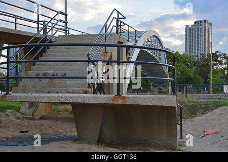 Construit en 1938, le pont piéton sur Lake Shore Drive mène de Lincoln Park au nord Avenue Beach. Banque D'Images