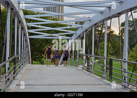 Les amis de marche accueil de l'autre côté de la passerelle au-dessus de Lake Shore Drive menant de Lincoln Park au nord Avenue Beach. Banque D'Images