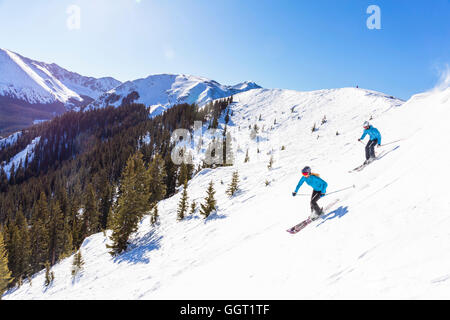 Couple on Snowy Mountain Ski slope Banque D'Images