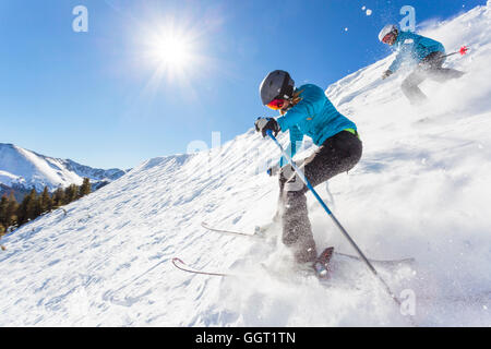 Couple on Snowy Mountain Ski slope Banque D'Images