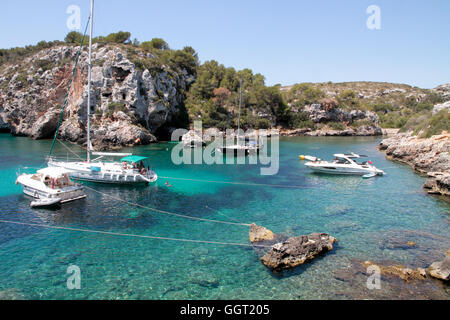 Sailing yachts amarrés dans la crique rocheuse de l'ACSAL Criques Ile de Minorque espagne Banque D'Images