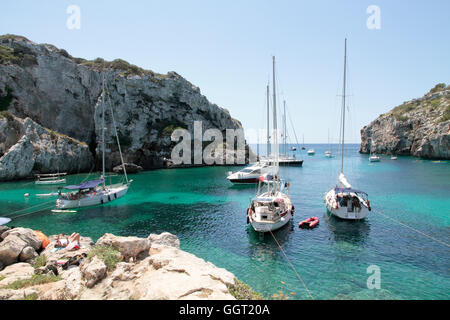 Sailing yachts amarrés dans la crique rocheuse de l'ACSAL Criques Ile de Minorque espagne Banque D'Images