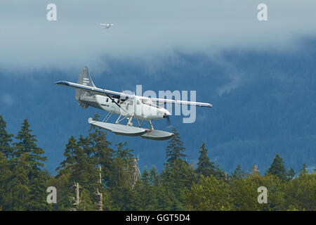 Un Harbour Air DHC-3-T Single Otter Turbine, s'approchant à la terre dans le port de Vancouver, Colombie-Britannique, Canada. Banque D'Images