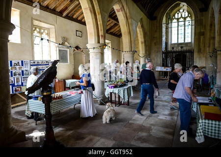 Personnes visitent l'intérieur de l'église St Giles à Imber village dans la plaine de Salisbury, Wiltshire, où les résidents ont été expulsés en 1943 afin de fournir une zone d'exercice pour les troupes américaines se préparent à envahir l'Europe. Routes à travers le village contrôlée MoD sont maintenant ouvertes et se ferme de nouveau le lundi 22 août. Banque D'Images