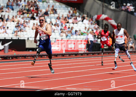 Richard Whitehead brisant son T42 200m record du monde aux Jeux d'anniversaire de l'IPC, Queen Elizabeth Olympic Park, Stratford, London, UK. Banque D'Images